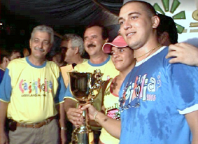 A entrega do troféu de campeão aos representantes do BlocoBruna Girotto