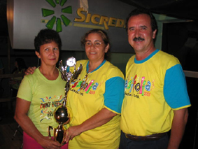 Maria, da Integração Alegria recebe o troféu do terceiro lugarGenivaldo Nogueira