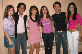 Flávia Machado, com suas amigas, e a dupla Guilherme & SantiagoGenivaldo Nogueira