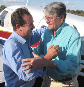 Prefeito José Donizete recebendo o Governador Zeca do PT no aeroporto de CassilândiaGenivaldo Nogueira