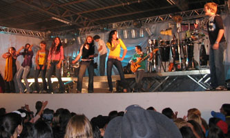 Grupo Tradição convidou algumas fãs para dançar no palcoGenivaldo Nogueira