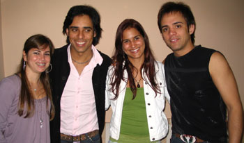 Mariela Borba (centro) e amiga, com a dupla Guilherme & SantiagoEloisa Barbosa