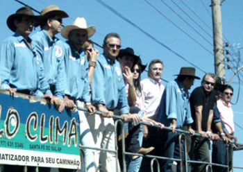 Os representantes do Sindicato Rural assistem o desfile em um trio elétrico.Giancarlo Fernandes