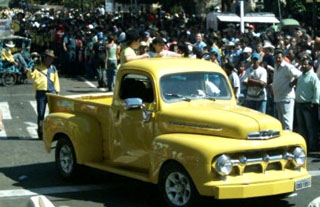 carro antigo no desfile da Festa do PeãoBruna Girotto