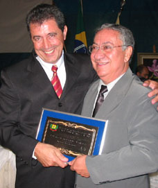 Nelson Francisco de Oliveira recebendo o título de Cidadão Cassilândense das mãos do vreador Celino