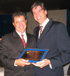 Secretário Dagoberto recebendo o título de Cidadão Cassilândense das mãos do vereador CelinoGenivaldo Nogueira