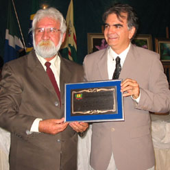 Eltes de Castro recebendo o título de Honra ao Mérito das mãos do vereador Romão MaiorchiniGenivaldo Nogueira