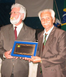 Zequinha de Castro recebendo o título de Cidadão Cassilândense das mãos do vreador Romão MaiorchiniGenivaldo Nogueira