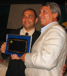 Élio Azambuja recebendo o título Cassilândense das mãos do vereador Ênio FreitasGenivaldo Nogueira