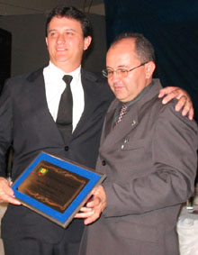 Carlos Egídio recebendo o título de Cidadão Cassilândense, das mãos do vereador Zirley AssisGenivaldo Nogueira