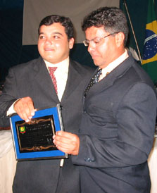 Ademir Cruvinel recebe o título de Cidadão Cassilândense das mãos do vereador Silvoney VeronGenivaldo Nogueira