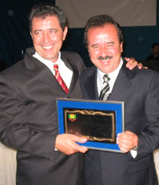 Donizete recebe de Celino Araujo, o título de Honra ao Mérito. Donizete é nascido em Cassilândia.Genivaldo Nogueira