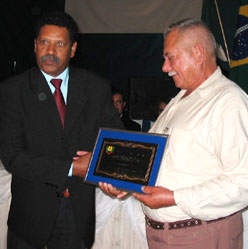 José Aparecido de Oliveira, recebe título de Cidadão Cassilandense das mãos do vereador OzélioGenivaldo Nogueira