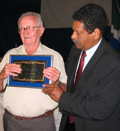 Clarindo Fernandes Barbosa recebe o título de Cidadão Cassilandense das mãos do vereador Ozélio.Genivaldo Nogueira