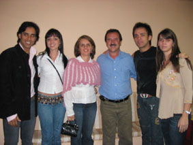 Prefeito Donizete, com esposa e filhas, prestigiando o show de Guilherme e SantiagoGenivaldo Nogueira