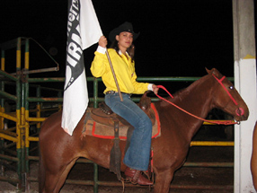 Garota com bandeira de publidade dos patrocinadores da festaGenivaldo Nogueira