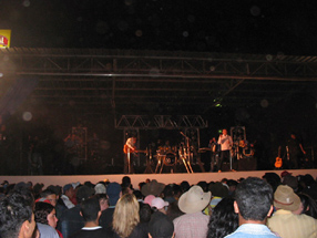 Di Paulo e Paulino soltando a voz, no palco de shows da Festa do PeãoGenivaldo Nogueira