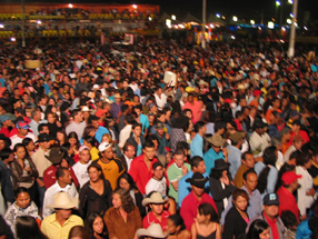 Visão geral ads milhares de pessoas presentes no show de Di Paulo e PaulinoGenivaldo Nogueira