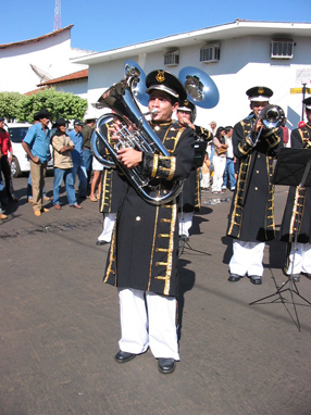 Músico da Banda de Cassilândia, em ação durante o desfileGenivaldo Nogueira