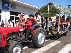 O berranteiro dando o ritmo no desfile pelas ruas da cidadeGenivaldo Nogueira