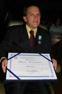 Manoel Afonso recebendo a Comenda do Mérito Legislativo.Dalmo Cúrcio