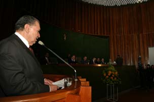 O deputado Luizinho no momento em qua fazia uso da palavra, durante homenagem na AssembléiaDalmo Cúrcio