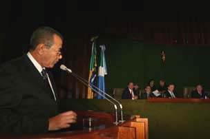 O desembargador Ildeo de Souza Campos, discursando na noite de ontem na AssembléiaDalmo Cúrcio