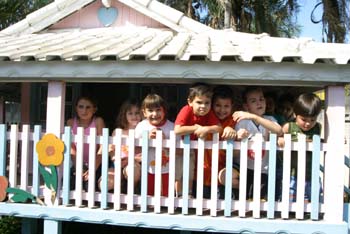 Crianças brincando em recepção na casa de Evandro RiguettiDalmo Cúrcio