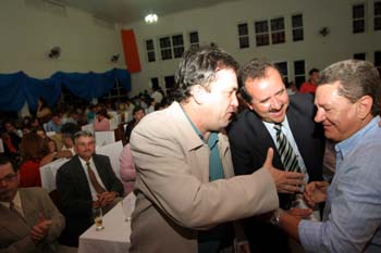 Vander Loubet e o prefeito José Donizete, cumprimentando Manoel Ovídio, pref. de ParanaíbaDalmo Cúrcio