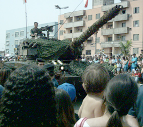 População admirada com o tamanho do tanque de guerra, do ExércitoBruna Girotto