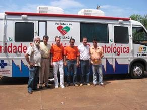 Prefeito, vereadores, dentistas com a nova unidade móvelGenivaldo Nogueira