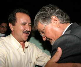 O prefeito José Donizete cumprimentando o Governador Zeca durante o evento de assinatura de convênioDalmo Cúrcio