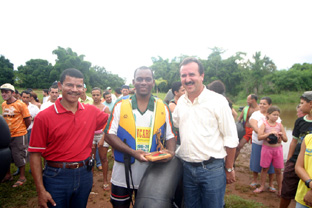 O prefeito José Donizete e o deputado pastor Barbosa entregando o troféu ao último colocado