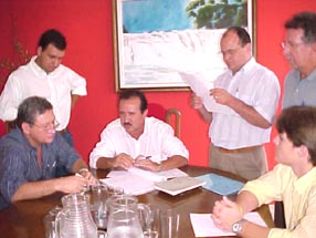 Prefeito e o secretário do Desenvolvimento Econômico com representantes da PlumaZildo Silva