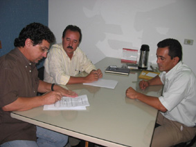 Valter Venditte com o prefeito e o secretário de Saúde, durante reunião sobre plantão médicoGenivaldo Nogueira
