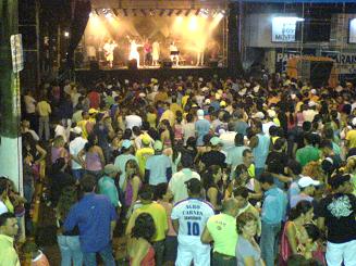 Após o desfile das escolas de samba, os foliões dançaram na Passarela do Samba.Guilherme Girotto