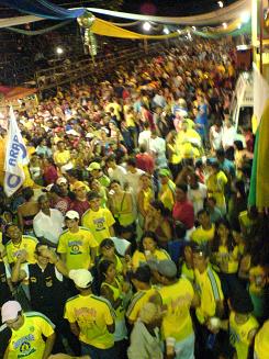 Segunda-feira: milhares de foliões se divertiram na Passarela do Samba.Bruna Girotto