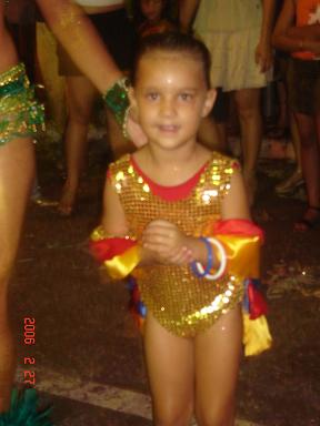 Criança se divertindo com o desfile das Escolas de SambaBruna Girotto