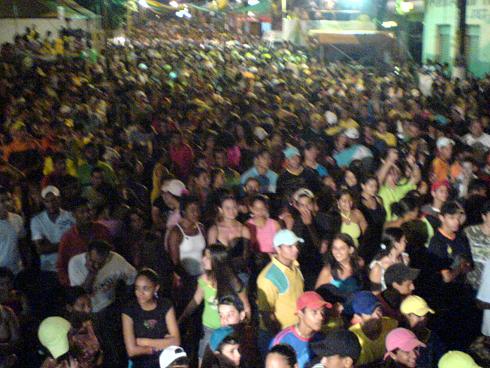 Depois do desfile das Escolas de Samba, milhares de pessoas pularam carnaval na Passarela do Samba.Guilherme Girotto