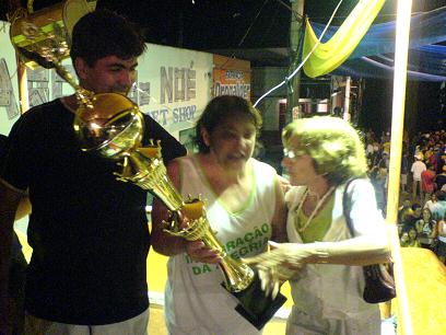 José Alberto, da Araras de Ouro, cumprimentando Elza e Dorinha da Integração AlegriaGuilherme Girotto