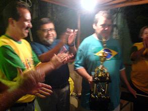 O Presidente Joiny recebe o troféu de 3º colocado das mãos do Prefeito e do Cônsul da BolíviaGuilherme Girotto