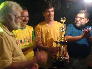 José Alberto recebe, das mão do Prefeito, Cônsul da Bolíva e Vereador Ramão, troféu de 2º colocadoGuilherme Girotto