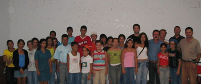 O prefeito José Donizete com os alunos do Musicalizando e o prof. NeyGenivaldo Nogueira