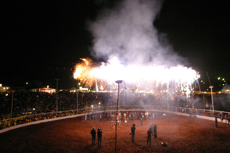 Fogos de artifício anunciando o final da Festa do Peão de 2005, em Cassilândia.Dalmo Cúrcio