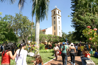 A Praça São José fica lotada no domingo da Festa do Peão, para assistir ao desfile e churrasquearDalmo Cúrcio