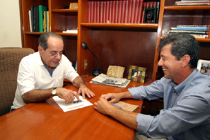 O Conselheiro do TCE lendo matéria do Cassilândianews, e o Vereador Celino AraujoDalmo Cúrcio