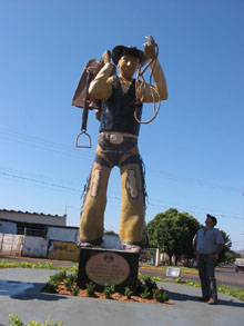 A Estátua do Peão, de autoria de Paulinho PradoGenivaldo Nogueira