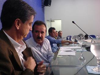 Deputado Dagoberto e o Prefeito José Donizete conversam durante lançamento da Pluma AgroavícolaGuilherme Girotto