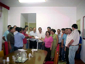 Momento da entrega de um documento solicitando a volta do bancoZildo Silva / assessoria
