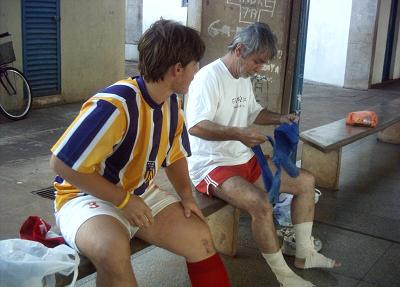 Os rotarianos Guilherme e Lino se preparam para uma partida de futebol, contra o Rotaract.Bruna Girotto